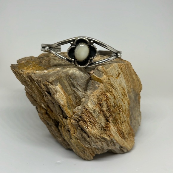 Opal and silver cuff - Picture 2 of 4